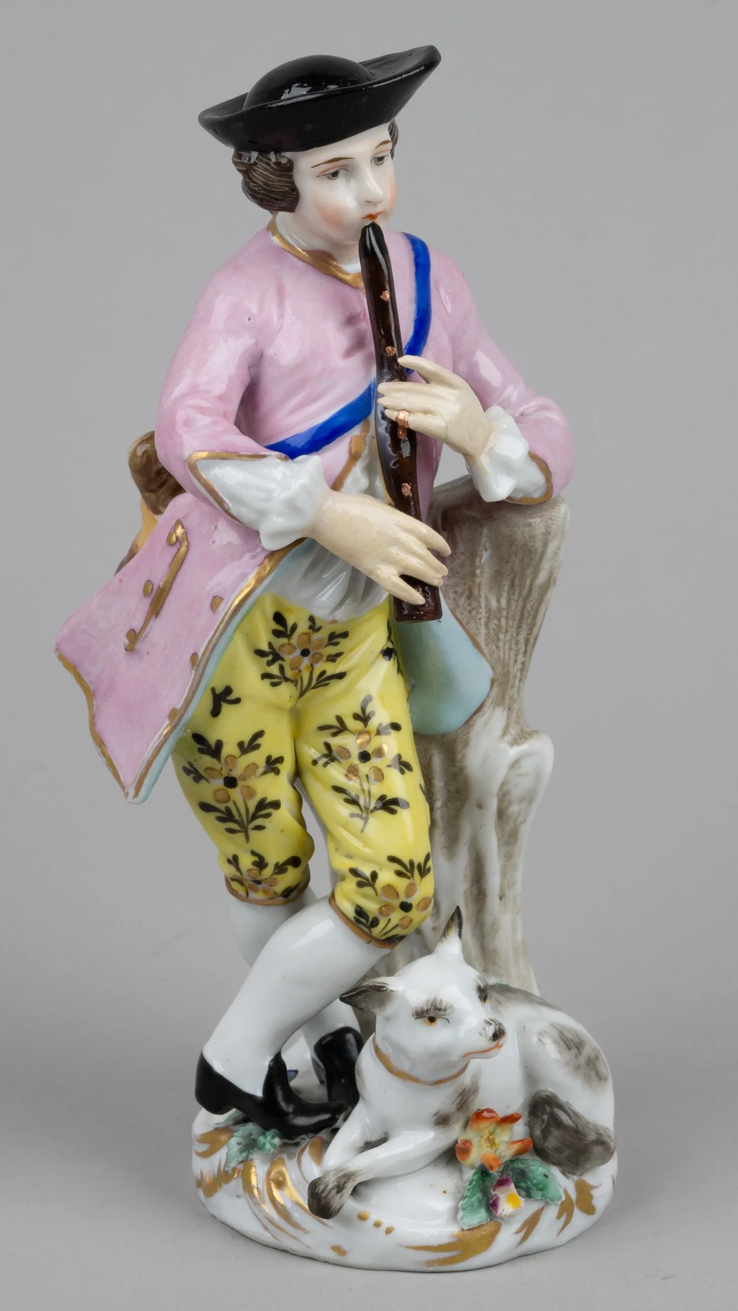 Статуэтка «Знатный юноша, играющий на флейте». Англия, мануфактура Chelsea porcelain, 1750-е годы. — фото 2