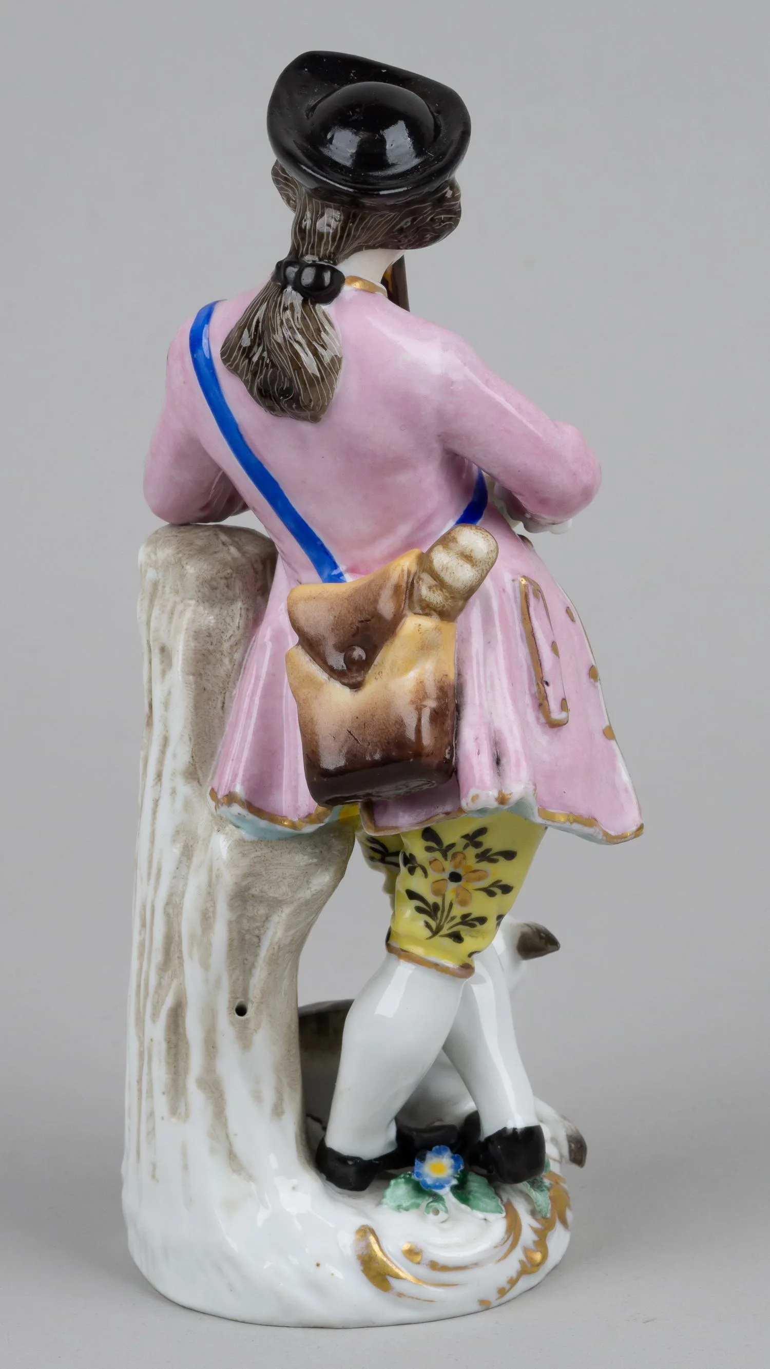 Статуэтка «Знатный юноша, играющий на флейте». Англия, мануфактура Chelsea porcelain, 1750-е годы. — фото 3