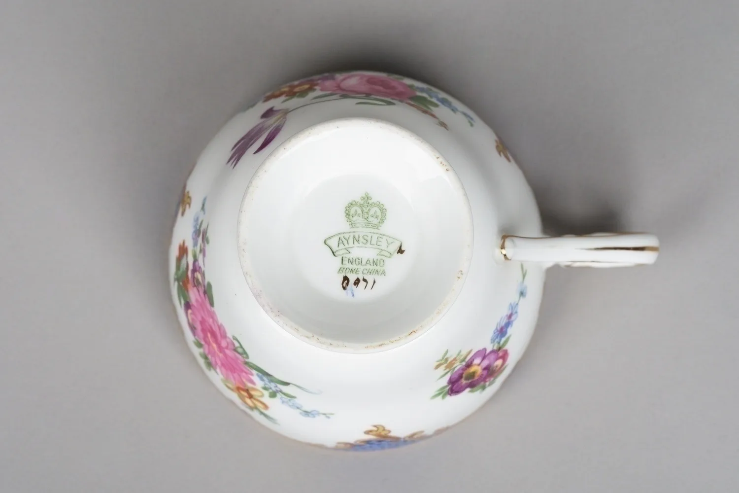 Чайная пара с узором из цветов и декоративной чешуи. Англия, фирма Aynsley England bone China, первая половина ХХ века. — фото 4