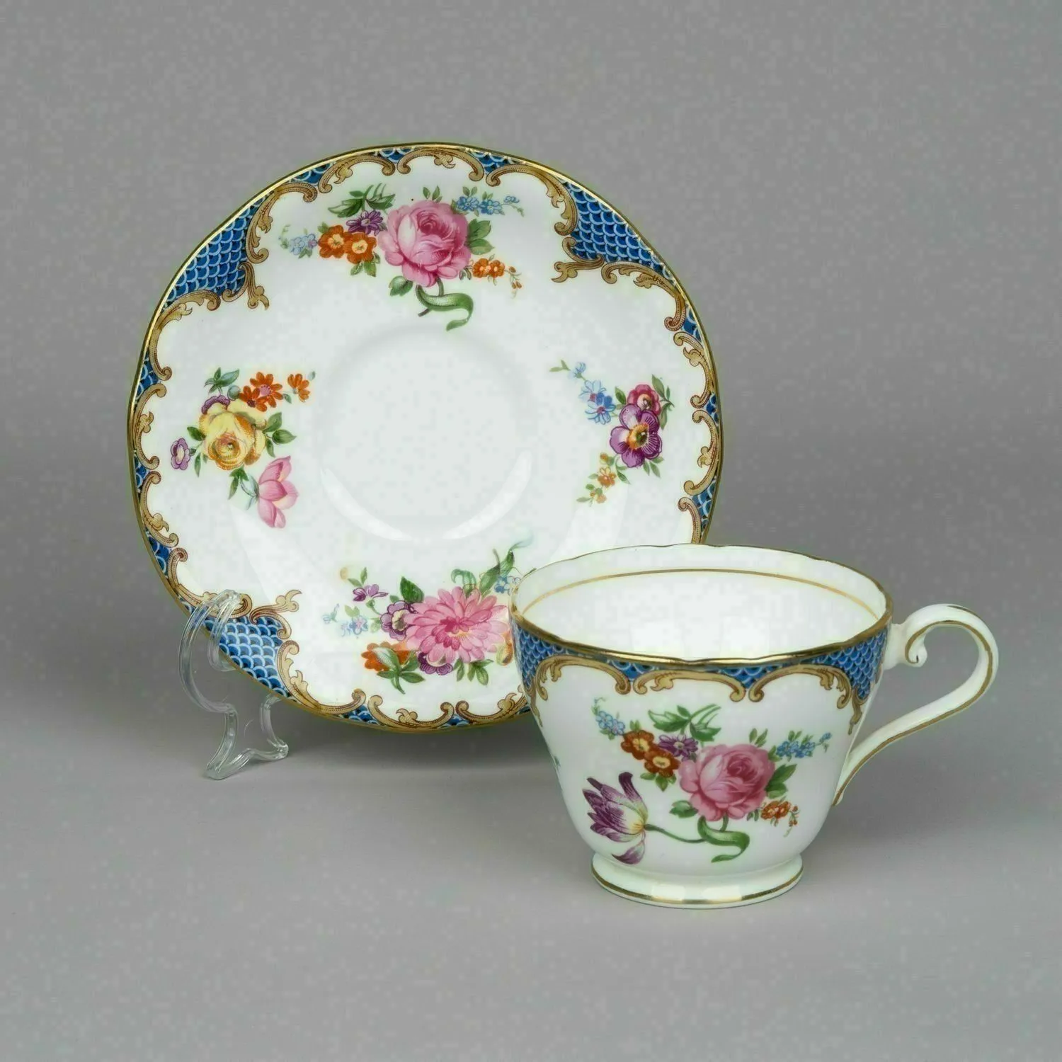 Чайная пара с узором из цветов и декоративной чешуи. Англия, фирма Aynsley England bone China, первая половина ХХ века. — фото 1