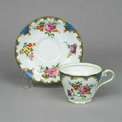 Чайная пара с узором из цветов и декоративной чешуи. Англия, фирма Aynsley England bone China, первая половина ХХ века.