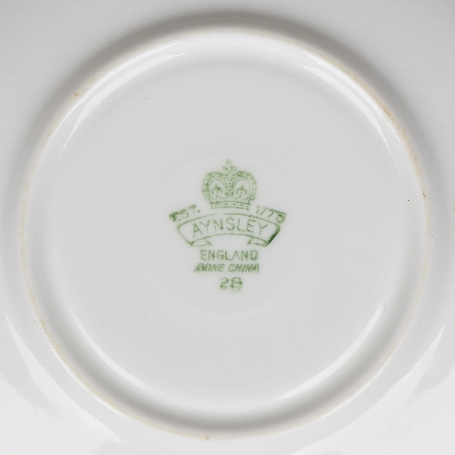 Чайная пара с узором из цветов и декоративной чешуи. Англия, фирма Aynsley England bone China, первая половина ХХ века. — фото 3