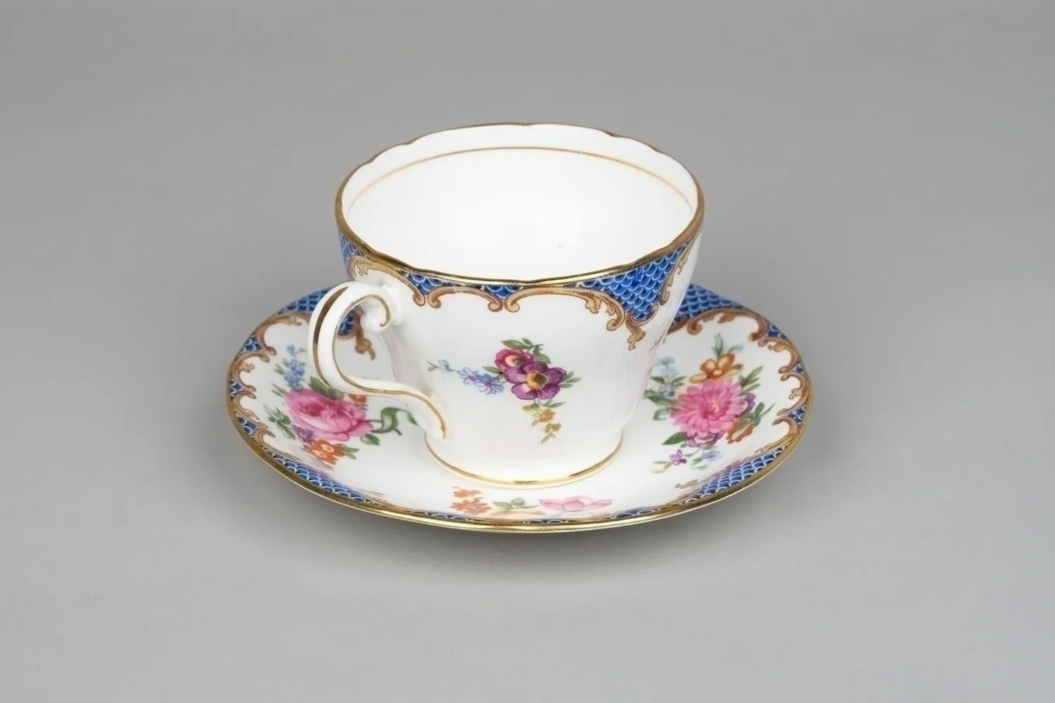 Чайная пара с узором из цветов и декоративной чешуи. Англия, фирма Aynsley England bone China, первая половина ХХ века. — фото 2