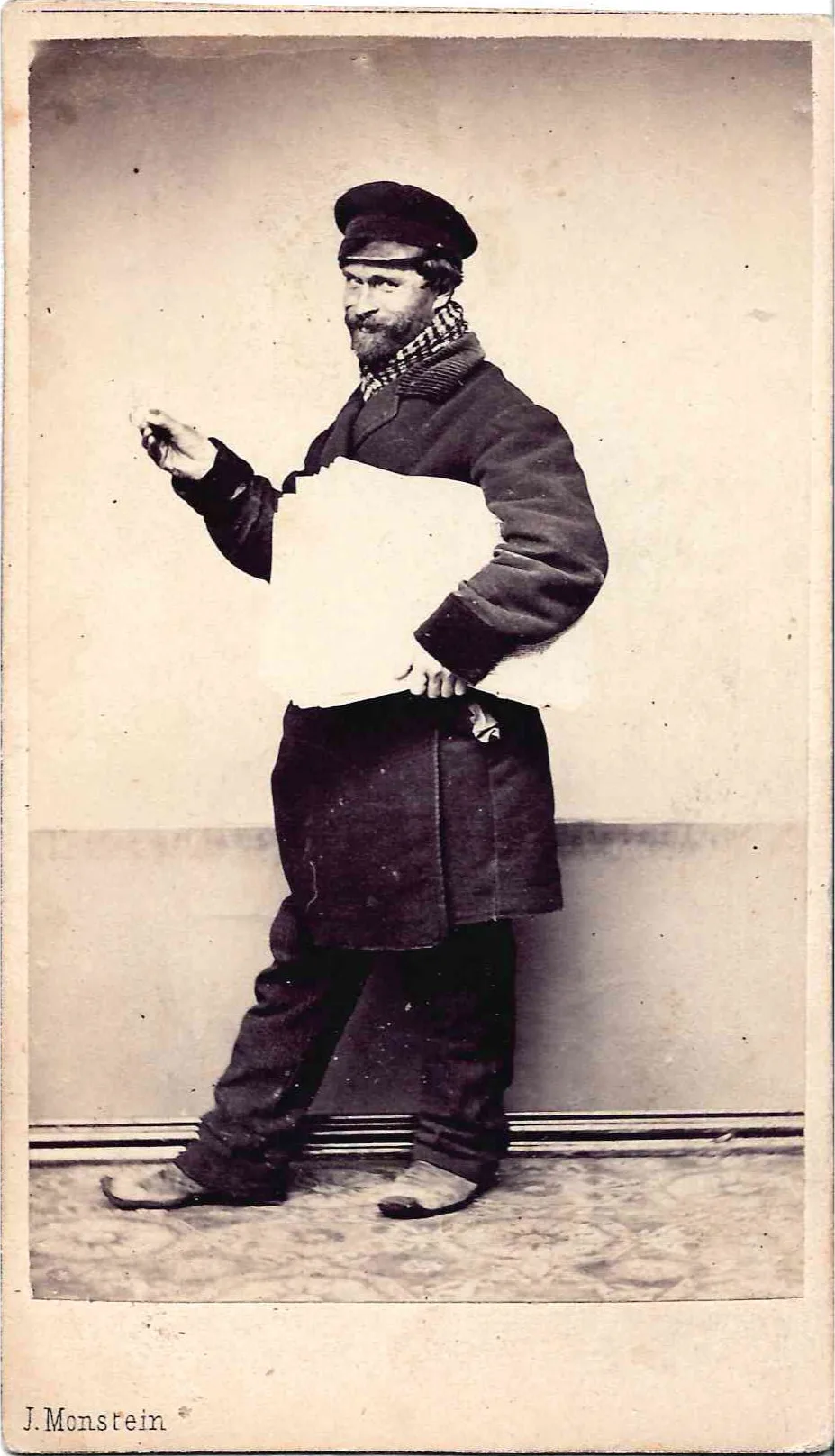 Монштейн И.А. Фотография (формат «визитка») «Типы Петербурга. Продавец газет». Конец 1860-х - начало 1870-х годов. — фото 1