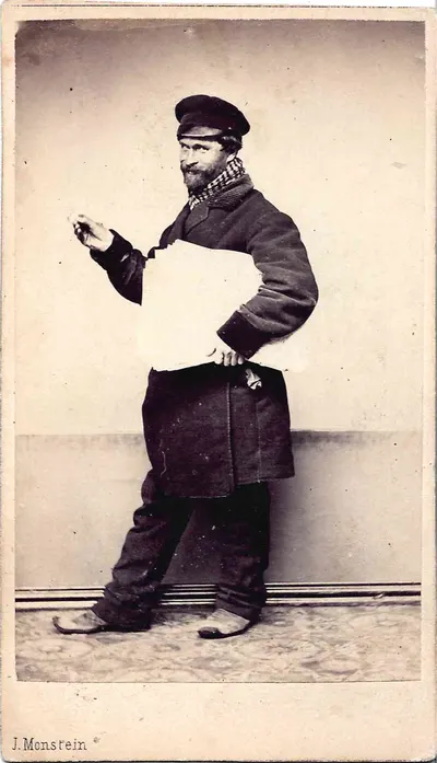 Монштейн И.А. Фотография (формат «визитка») «Типы Петербурга. Продавец газет». Конец 1860-х - начало 1870-х годов.
