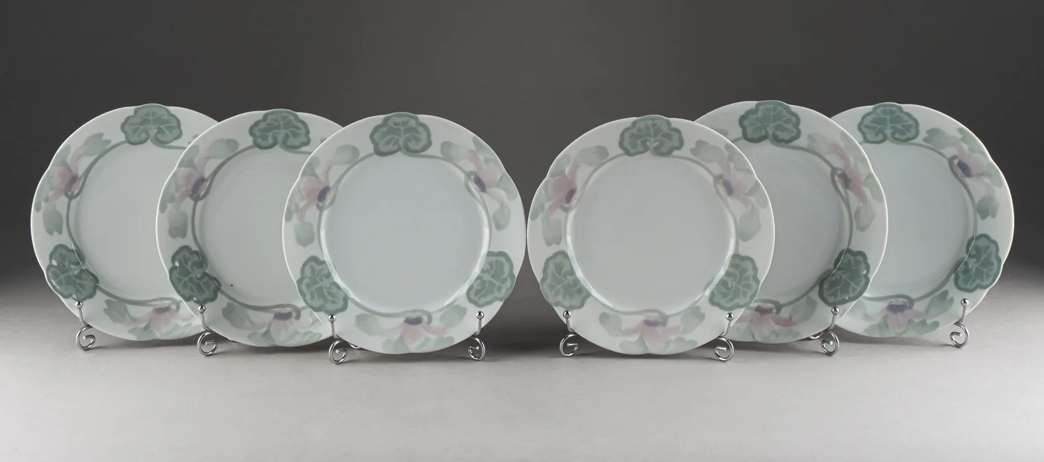 (Рестранд) Комплект из шести десертных тарелок с росписью в виде цветов и листьев цикламена. Швеция, Rörstrand, 1905-1915 годы. — фото 2