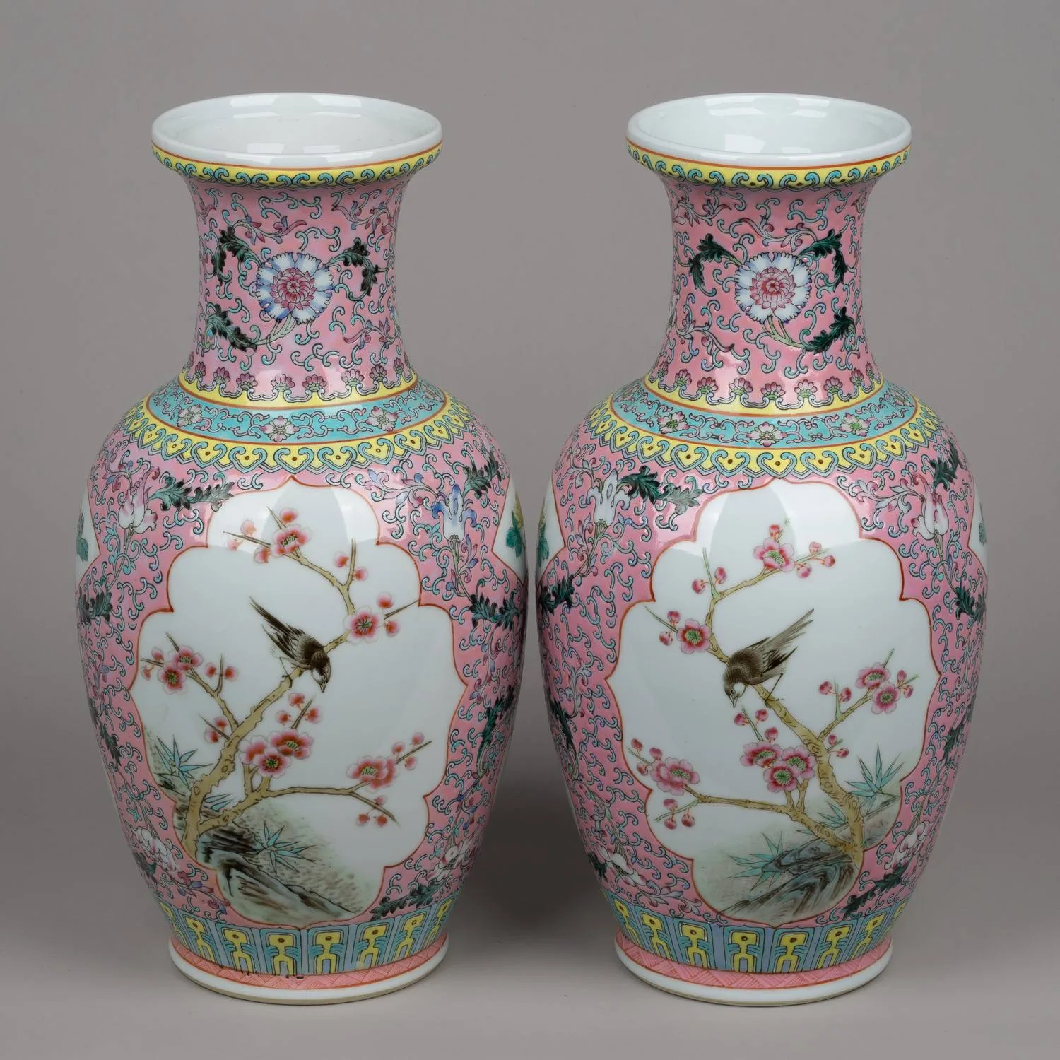 Парные вазы с узорами «розовое семейство» и изображением птиц в резервах. Китай, 1950-е годы. — фото 2