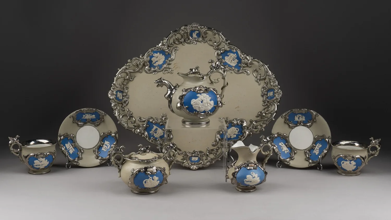 (Villeroy & Boch) Сервиз тет-а-тет на подносе. Германия, Метлах, мануфактура «Villeroy & Boch», 1852-1873 годы. — фото 2