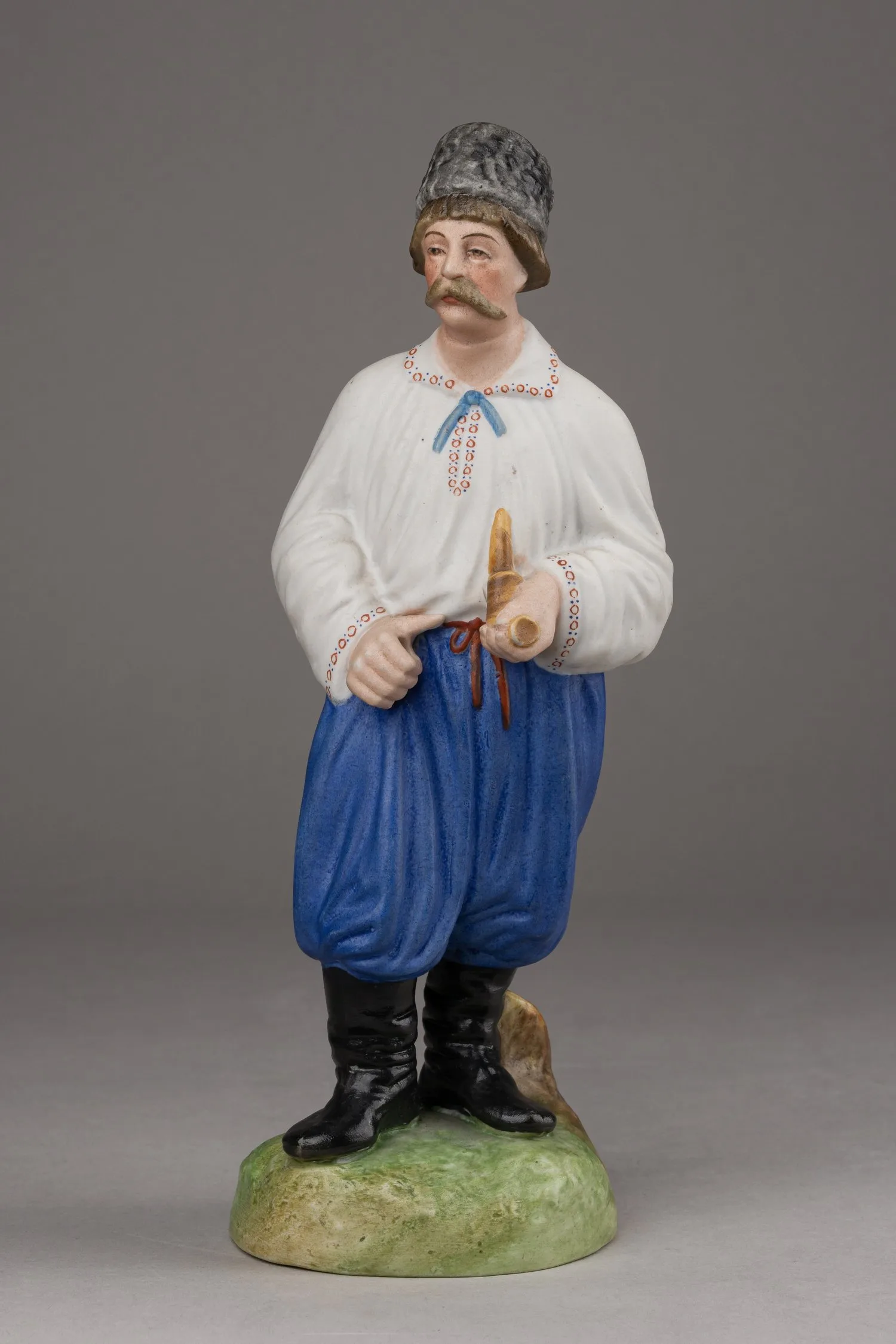 Малоросс с трубкой (Малороссиянин Харьковской губернии). Из серии «Народы России», по модели фабрики Гарднера, Дмитровская фабрика в Вербилках, 1927-1930-ый год. — фото 1