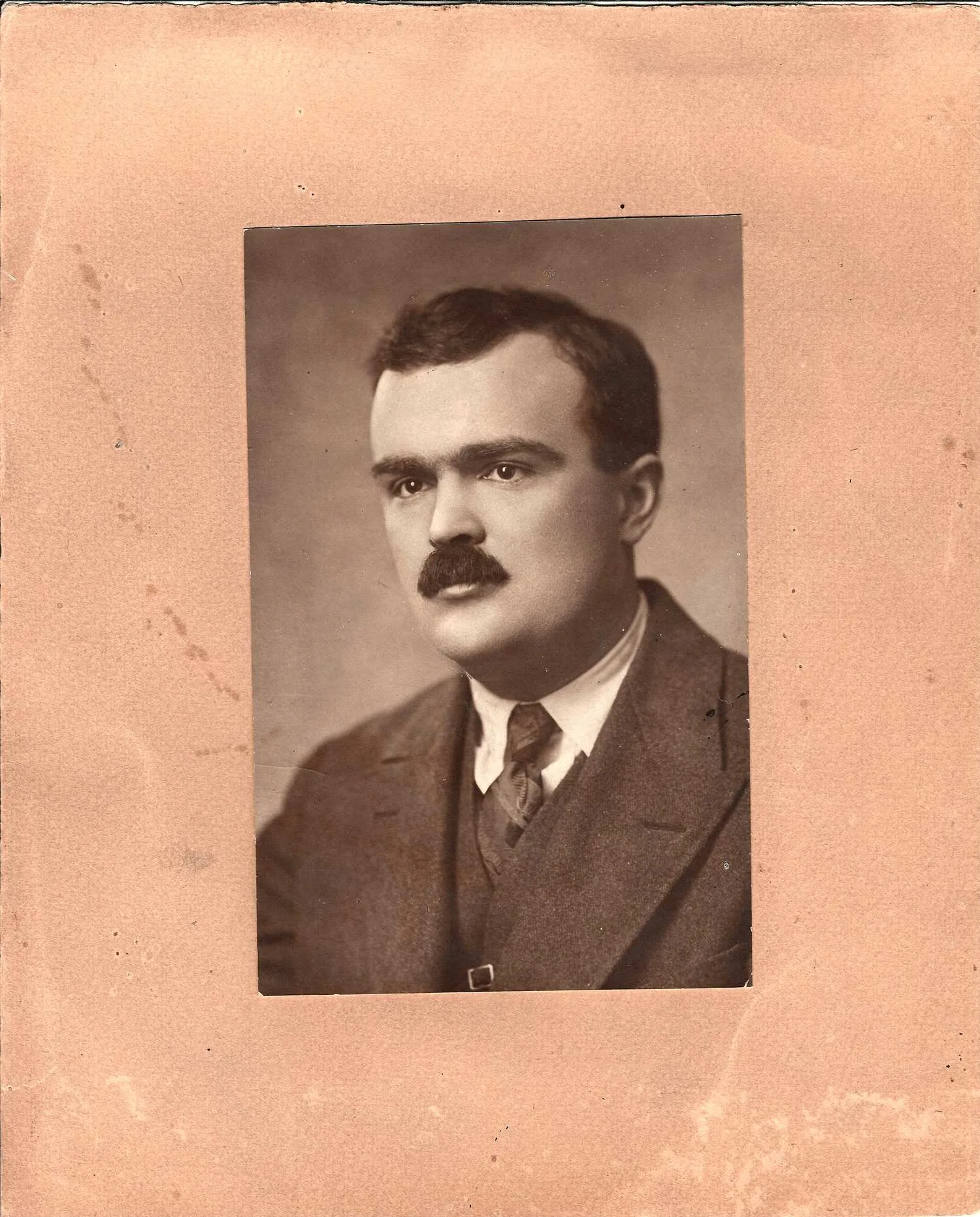 Свищев-Паола Н.И. Фотопортрет советского археолога-слависта, историка Артемия Владимировича Арциховского. 1933. — фото 1