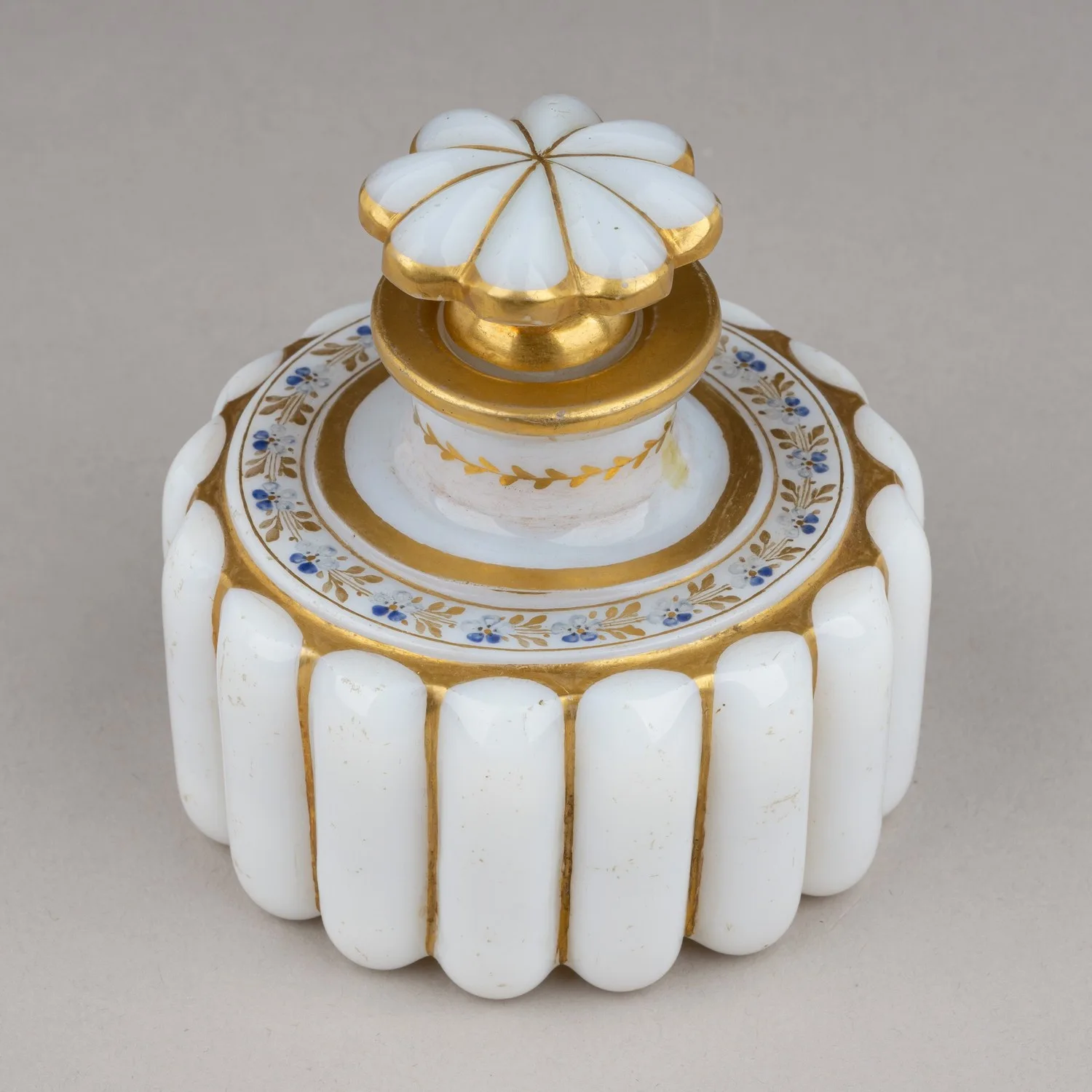 Флакон с цветочным орнаментом и золочением. Россия, 1830-е годы. — фото 1