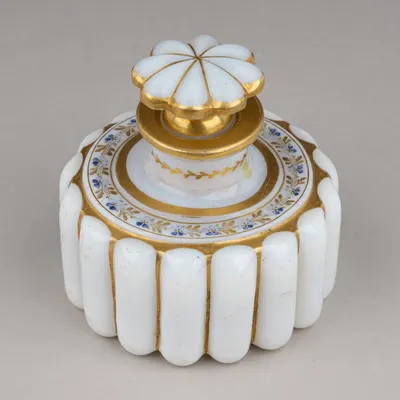 Флакон с цветочным орнаментом и золочением. Россия, 1830-е годы.