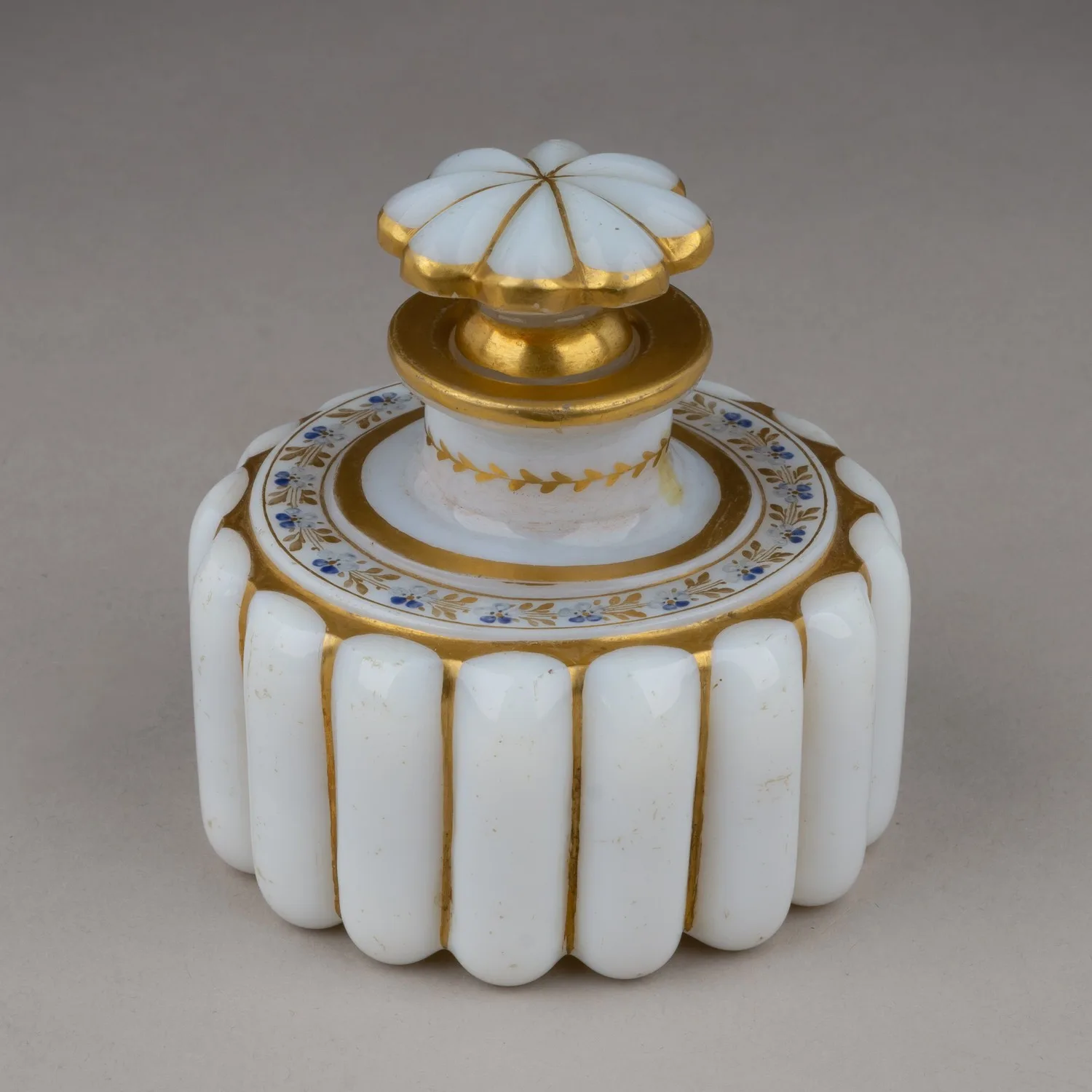 Флакон с цветочным орнаментом и золочением. Россия, 1830-е годы. — фото 2