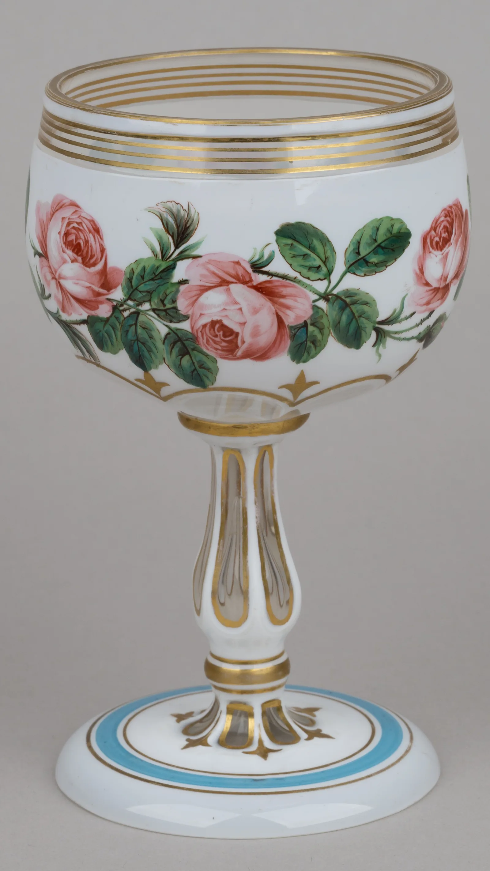Бокал с росписью цветами роз. Богемия, 1840-1850-е годы. — фото 1