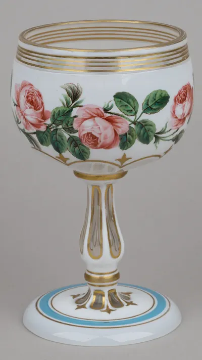 Бокал с росписью цветами роз. Богемия, 1840-1850-е годы.