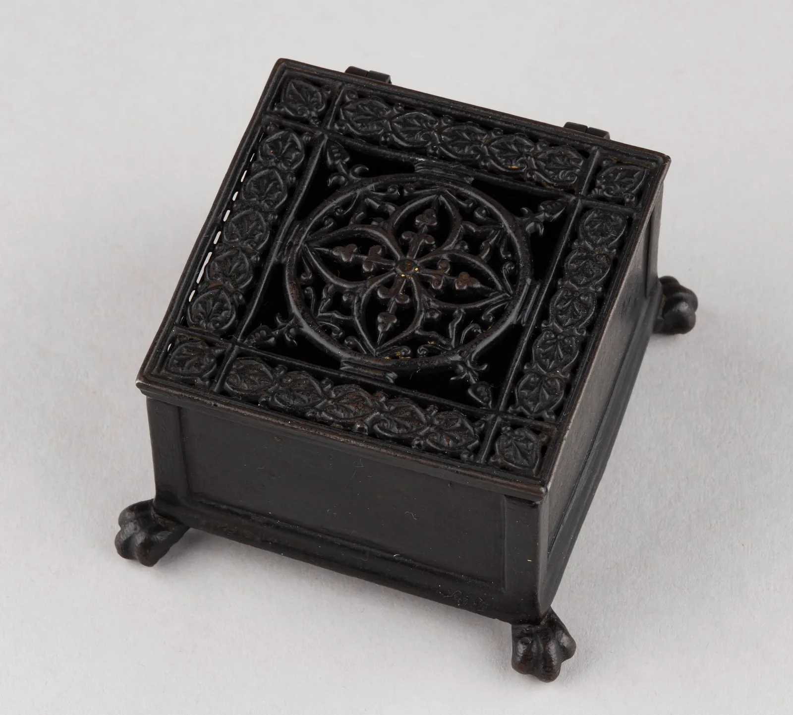 (Касли. 1912) Коробочка с ажурной крышкой. Россия, Каслинский завод, автор формы М.Д. Канаев, формовщик «П. Каширинъ». 1912. — фото 1