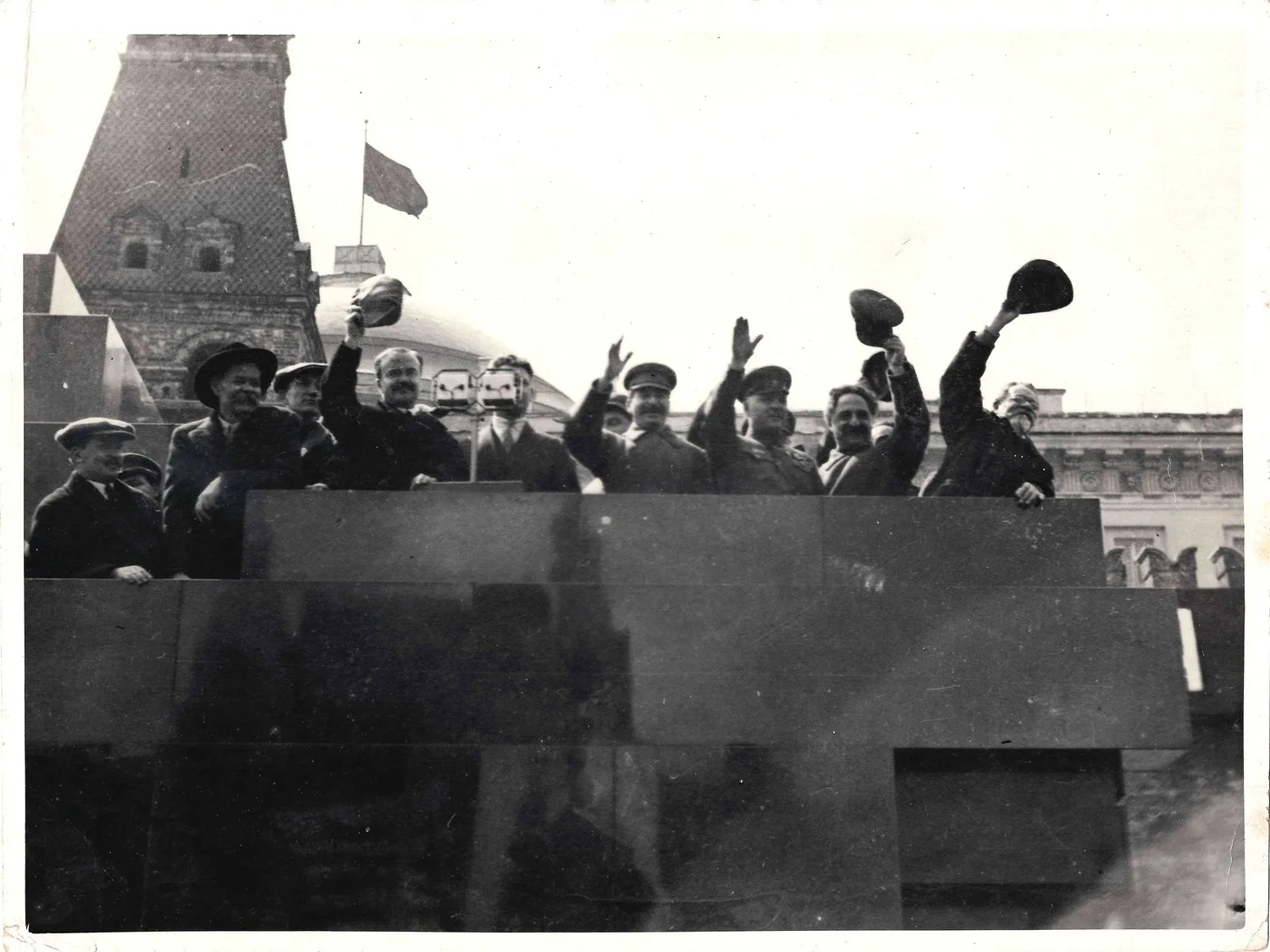 Фотография «Руководители партии и правительства на трибуне мавзолея В.И. Ленина 1 мая 1932 года». — фото 1