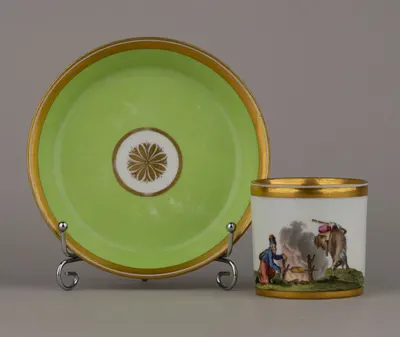 (Отечественная война 1812 года. Казачество) Чашка с блюдцем «Казаки на бивуаке». Австрия, Венская королевская фарфоровая мануфактура, 1810-1820 годы.