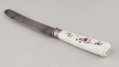 Нож с фарфоровой ручкой.
Российская империя, Императорский фарфоровый завод, вторая половина XVIII века.