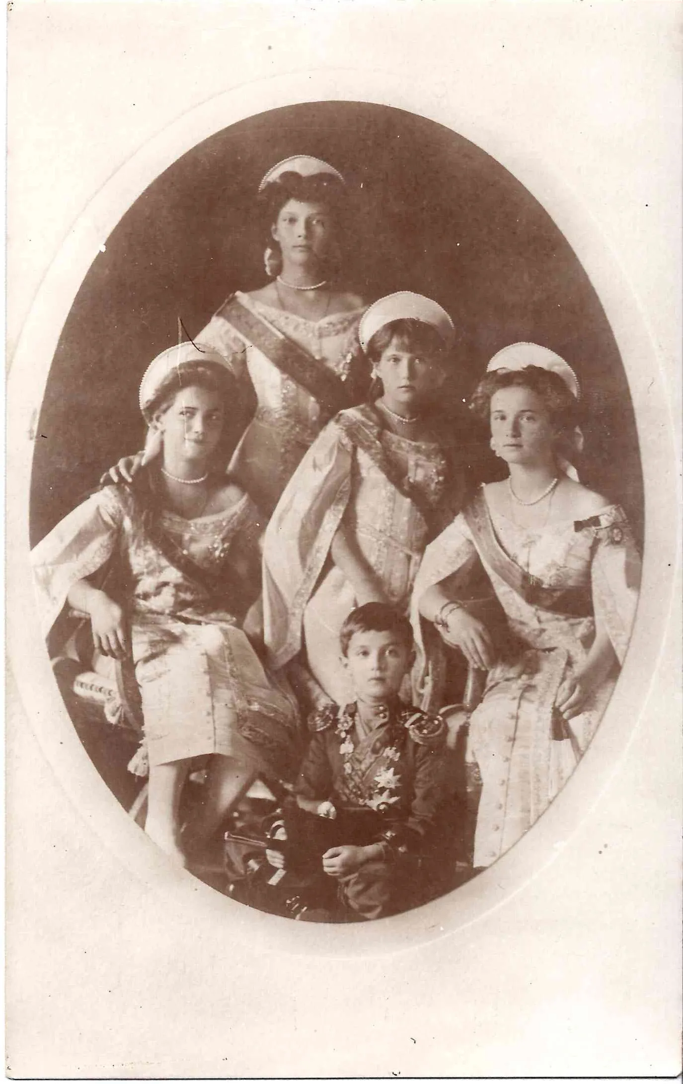 Фотооткрытка «Дети императора Николая II». Франция, 1920-е - 1930-е годы. — фото 1