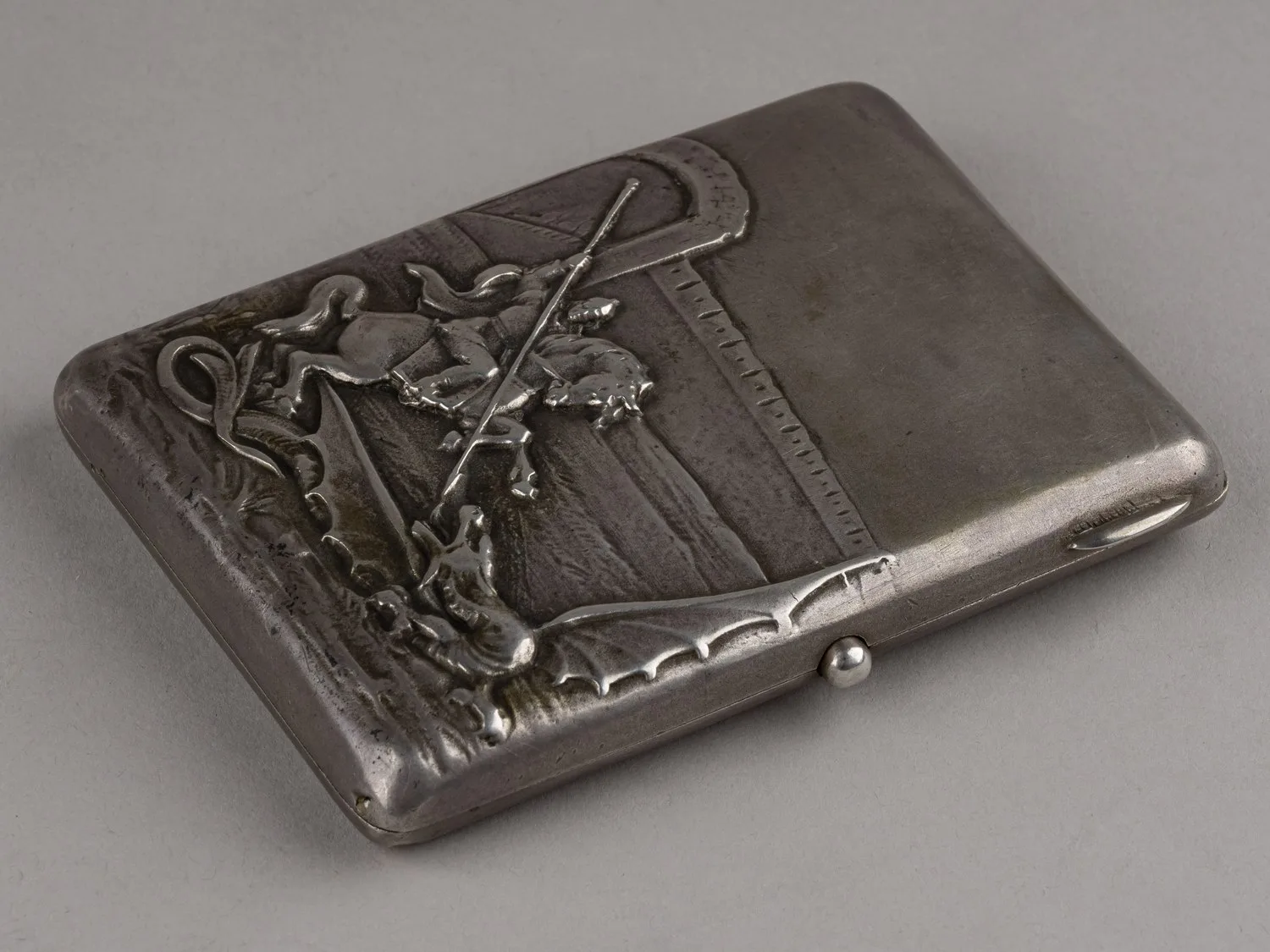 Портсигар «Георгий Победоносец с Крылатым Змием». Россия, Москва, 1908-1926 годы. — фото 3