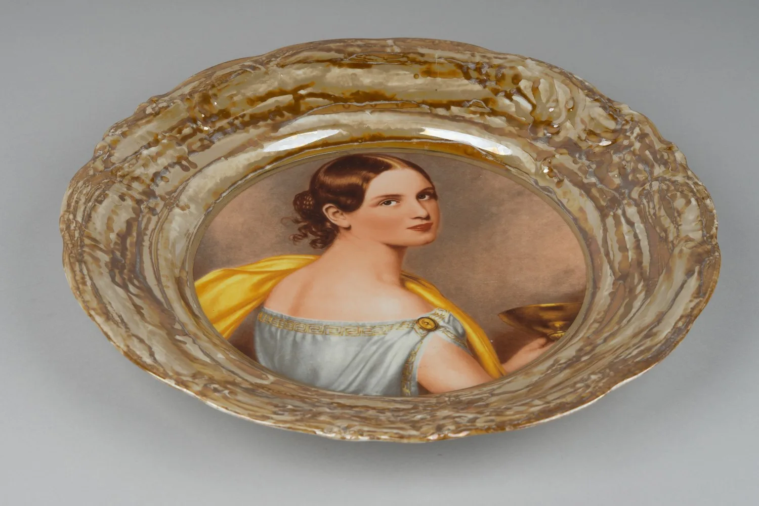 Тарелка с портретом античной жрицы и люстовым бортом. Польша, фирма Zakłady Porcelany Stołowej Wałbrzych, вторая половина ХХ века. — фото 4