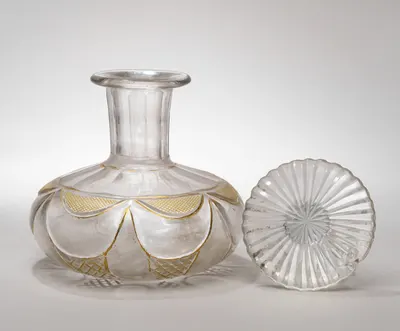 Флакон с золоченым орнаментом. Россия, 1830-е годы.