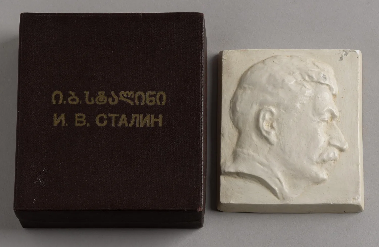 Плакетка «И.В. Сталин» в оригинальной коробке. СССР, Грузия, 1940-е годы. — фото 1