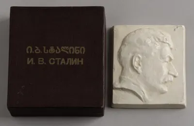 Плакетка «И.В. Сталин» в оригинальной коробке. СССР, Грузия, 1940-е годы.