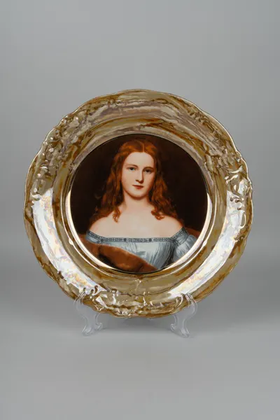 Тарелка с портретом рыжеволосой дамы и люстровым бортом. Польша, фирма Zakłady Porcelany Stołowej Wałbrzych, вторая половина ХХ века.
