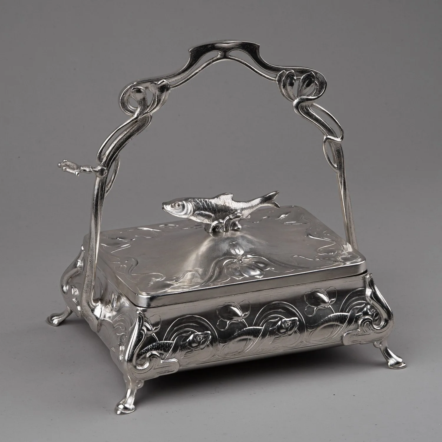 Икорница в стиле модерн с изображением рыб. Австрия, фирма Albert Köhler & Cie, 1900-е годы. — фото 1