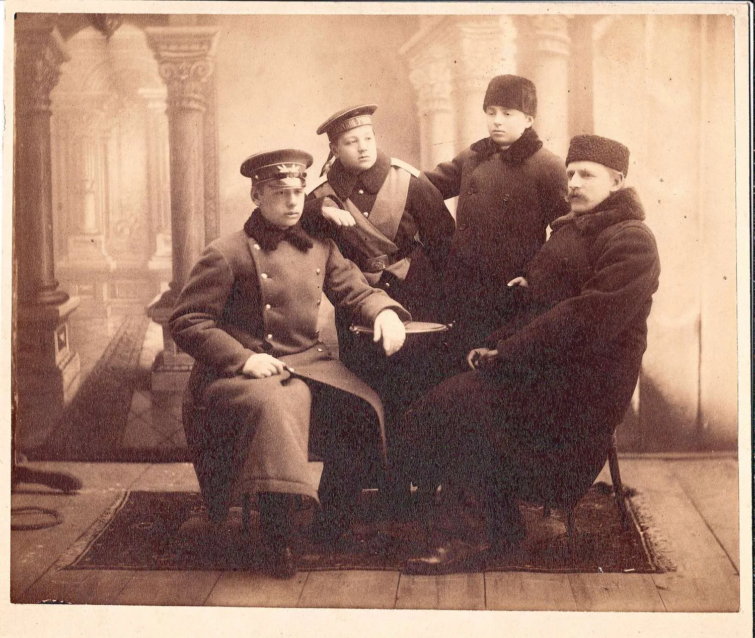 Групповая постановочная фотография «Семья воспитанника Морского училища». Россия, 1880-е - начало 1890-х годов. — фото 1