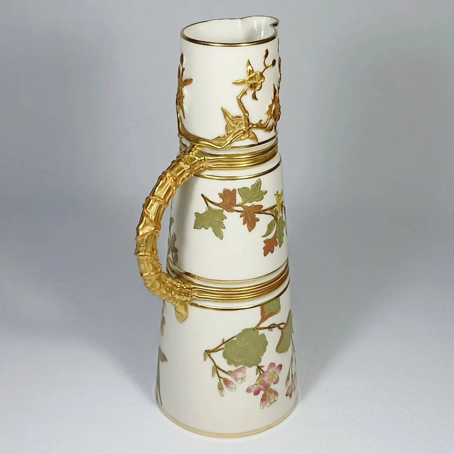 (Royal Worcester) Кувшин с изображением цветов, из серии «Blush Ivory». Англия, Royal Worcester, 1890. — фото 3