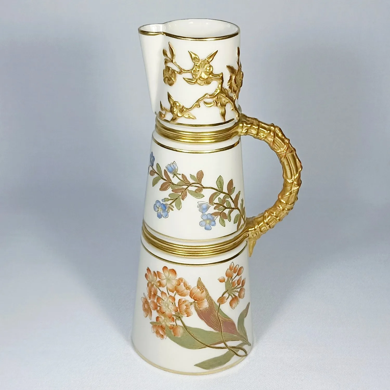 (Royal Worcester) Кувшин с изображением цветов, из серии «Blush Ivory». Англия, Royal Worcester, 1890. — фото 1