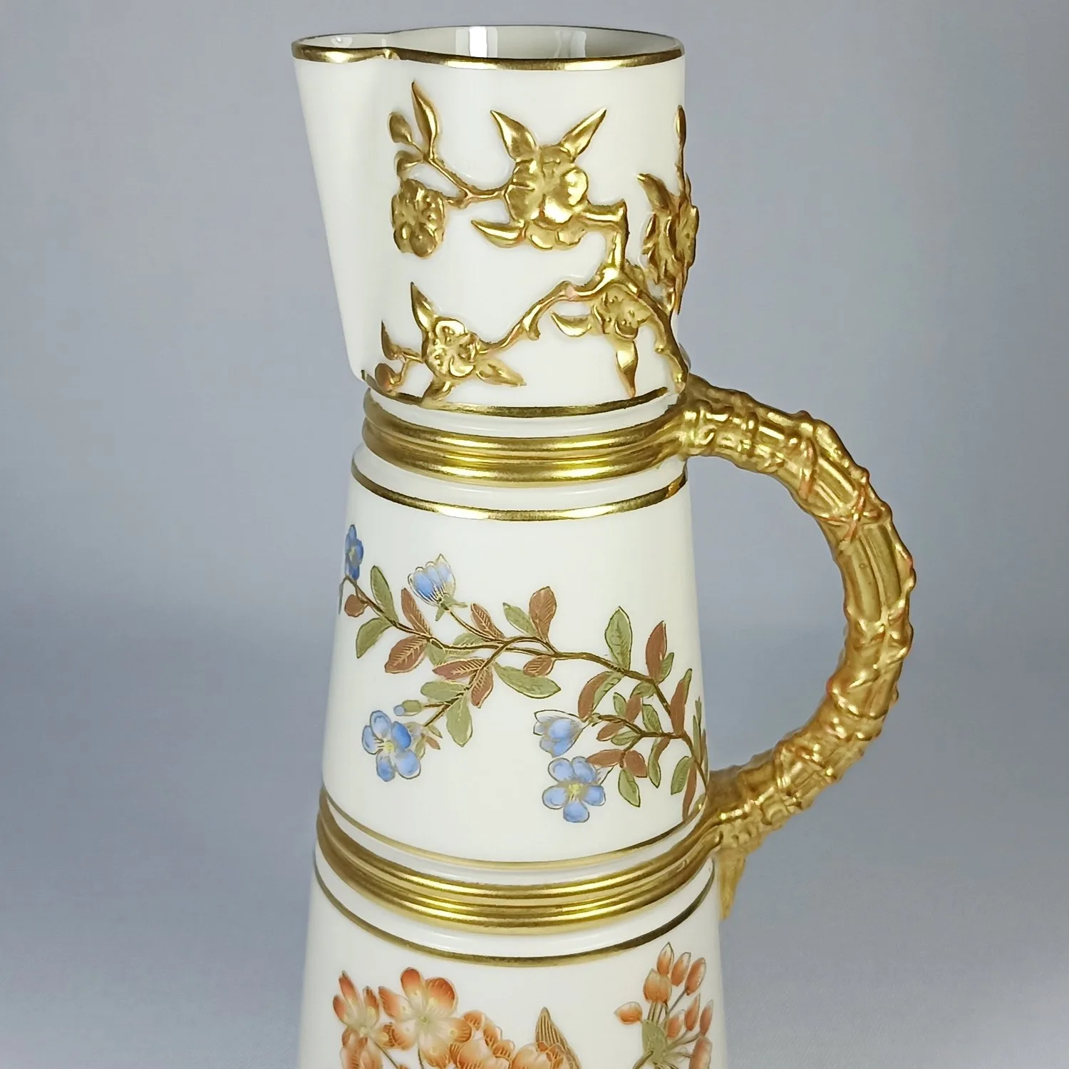 (Royal Worcester) Кувшин с изображением цветов, из серии «Blush Ivory». Англия, Royal Worcester, 1890. — фото 6
