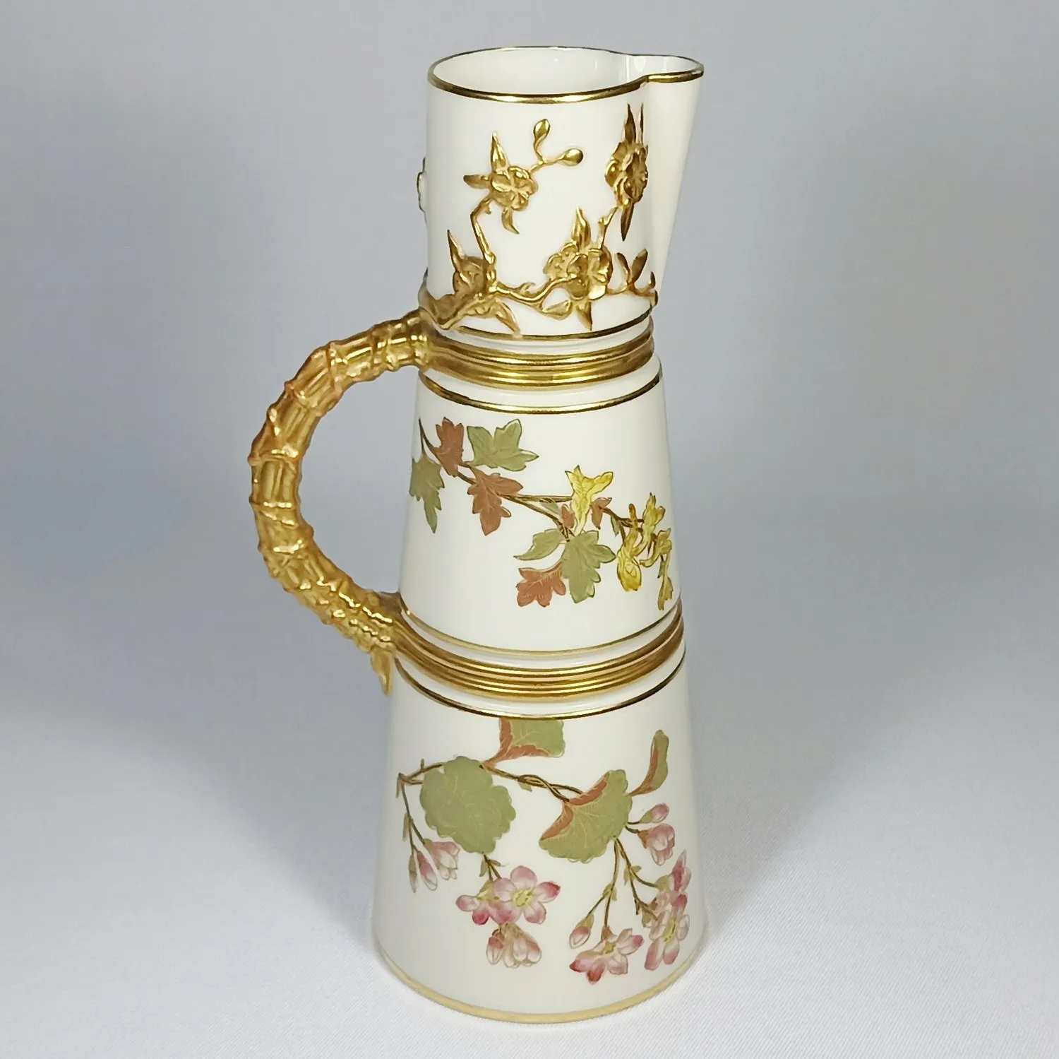 (Royal Worcester) Кувшин с изображением цветов, из серии «Blush Ivory». Англия, Royal Worcester, 1890. — фото 2