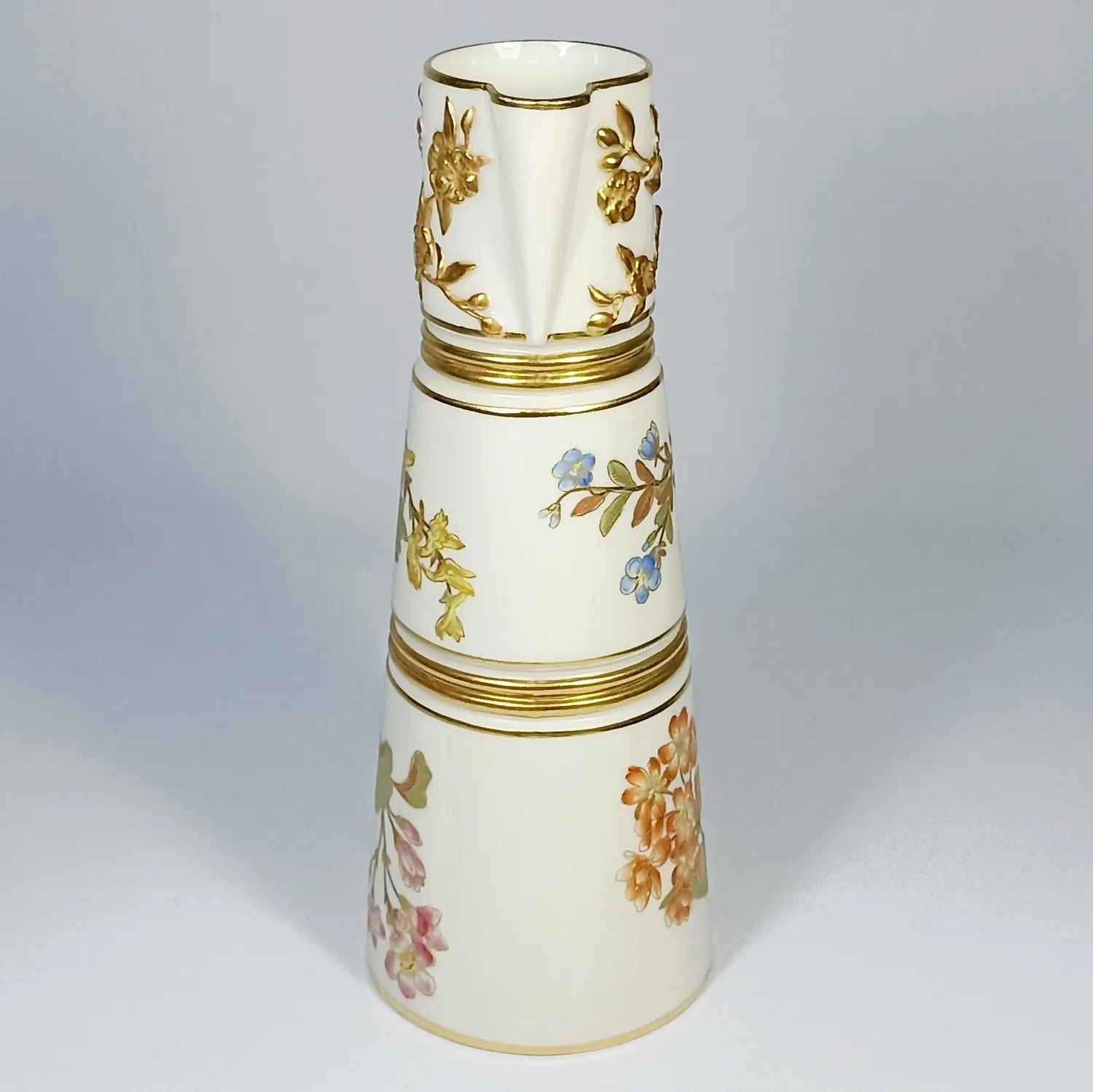 (Royal Worcester) Кувшин с изображением цветов, из серии «Blush Ivory». Англия, Royal Worcester, 1890. — фото 4