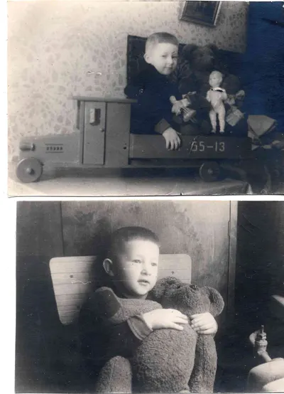 2 фотографии «Мальчик с игрушками». 1950-е годы.