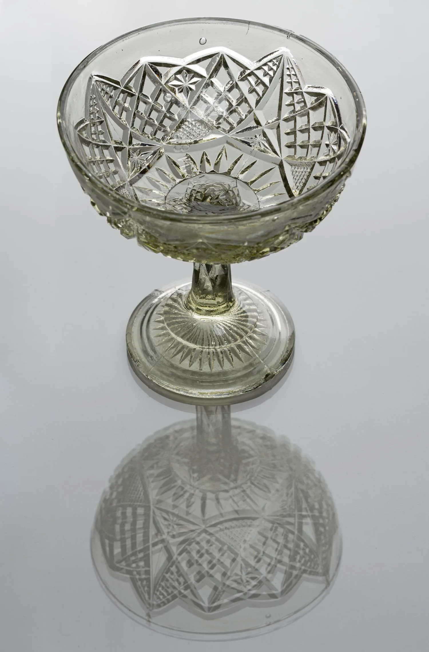 Конфетница прессованного стекла. СССР, Стекольный завод имени Бухарина, 1930-е годы. — фото 3