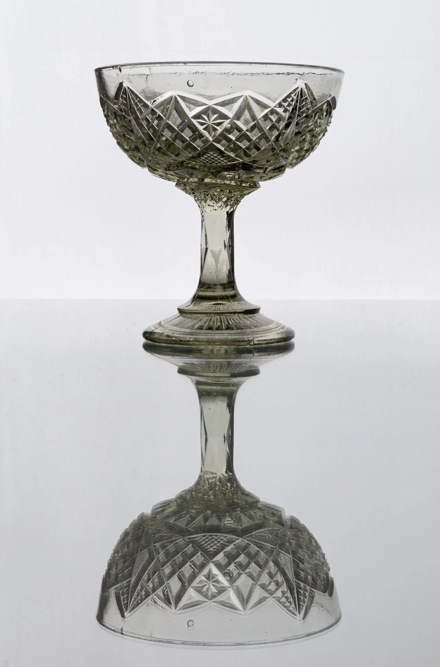Конфетница прессованного стекла. СССР, Стекольный завод имени Бухарина, 1930-е годы. — фото 2