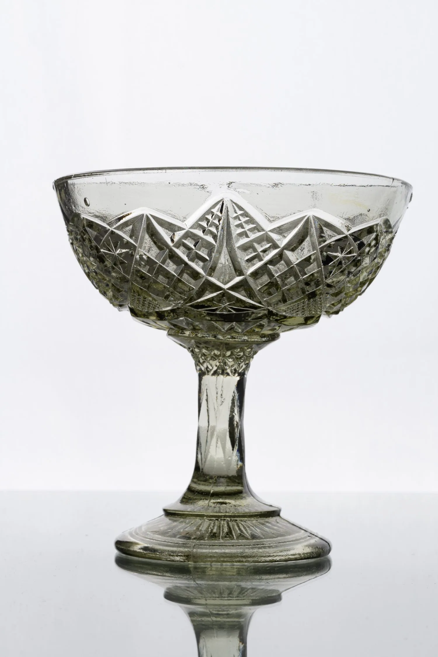 Конфетница прессованного стекла. СССР, Стекольный завод имени Бухарина, 1930-е годы. — фото 1