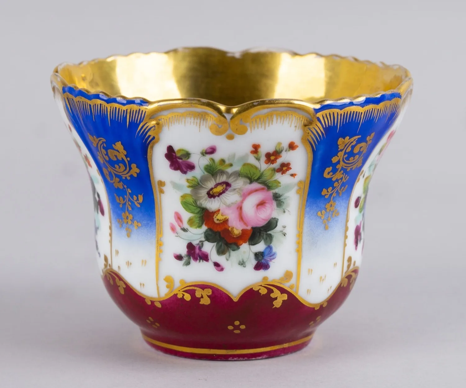 Чашка с изображением цветочных букетов. Франция, Старый Париж (Le Vieux Paris), 1850-е годы. — фото 2