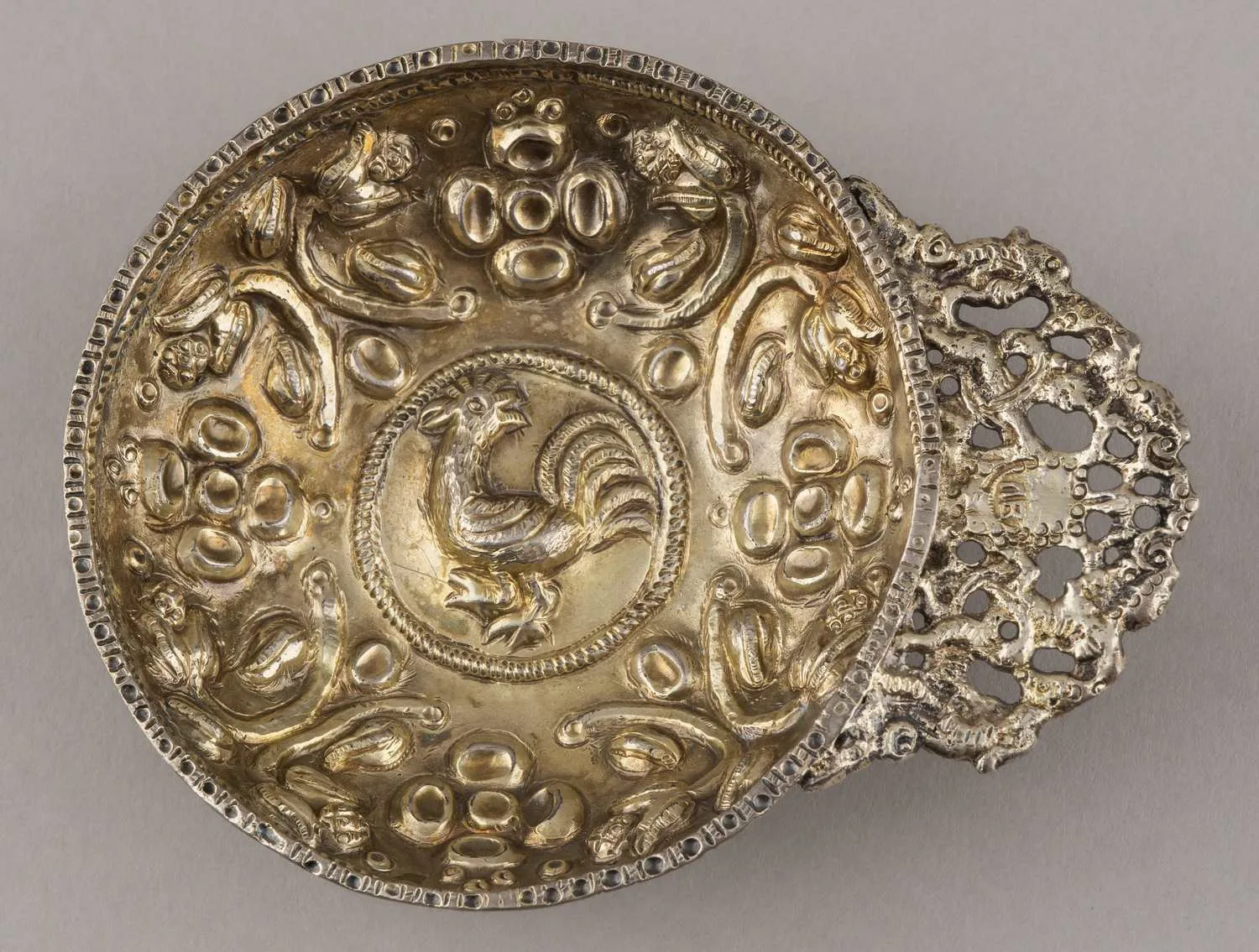 (1680-е гг. С экспертизой Московского Кремля) Чарка с изображением петуха. Россия, Москва, 1686–1698 годы. — фото 1