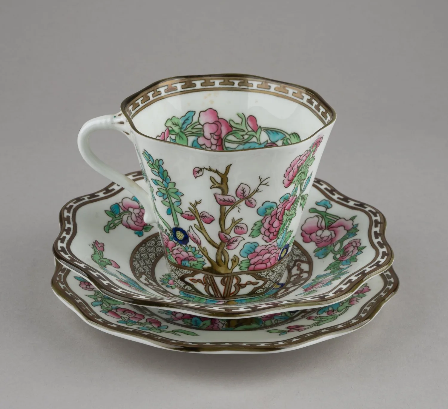 (Англия, Coalport ) Чашка с блюдцем и десертной тарелкой «Индийское дерево». Англия, Coalport , 1920-1930-е годы. — фото 2