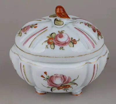 Сахарница с розанами и навершием в виде плода груши. Россия, 1780-е годы.