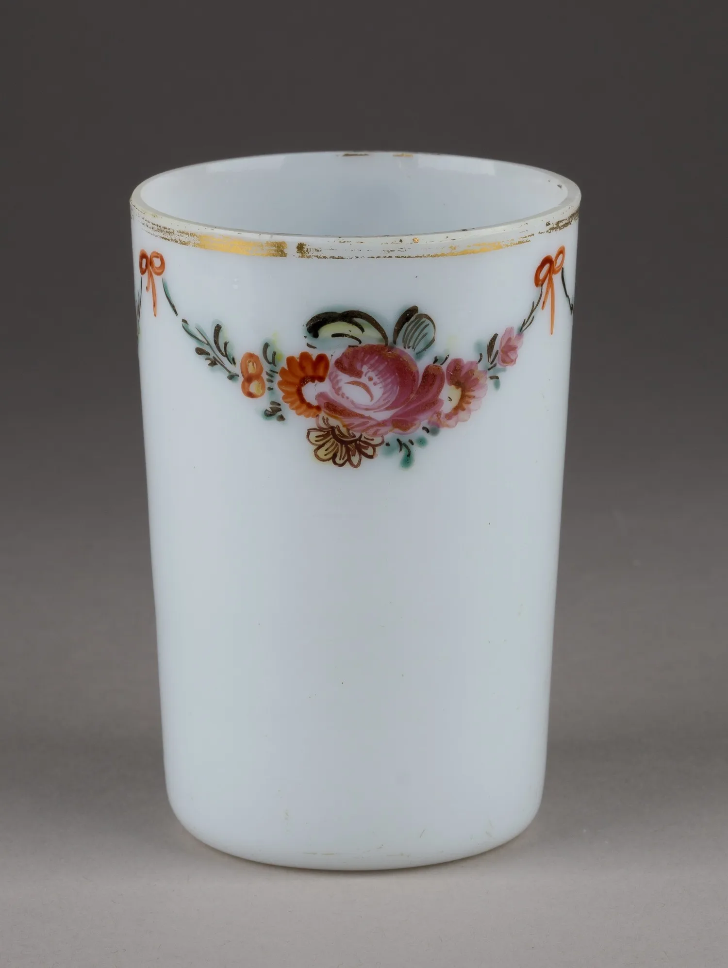 Стакан молочного стекла с цветочной гирляндой. Россия, 1780-1790-е годы. — фото 2