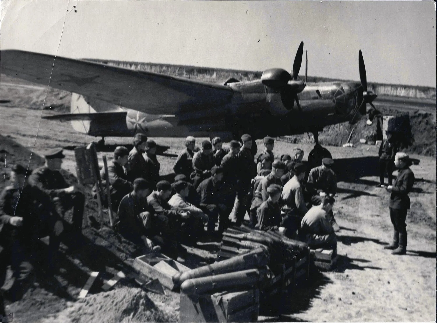 Фотография «У бомбардировщика Ил-4». СССР, 1940-е годы. — фото 1