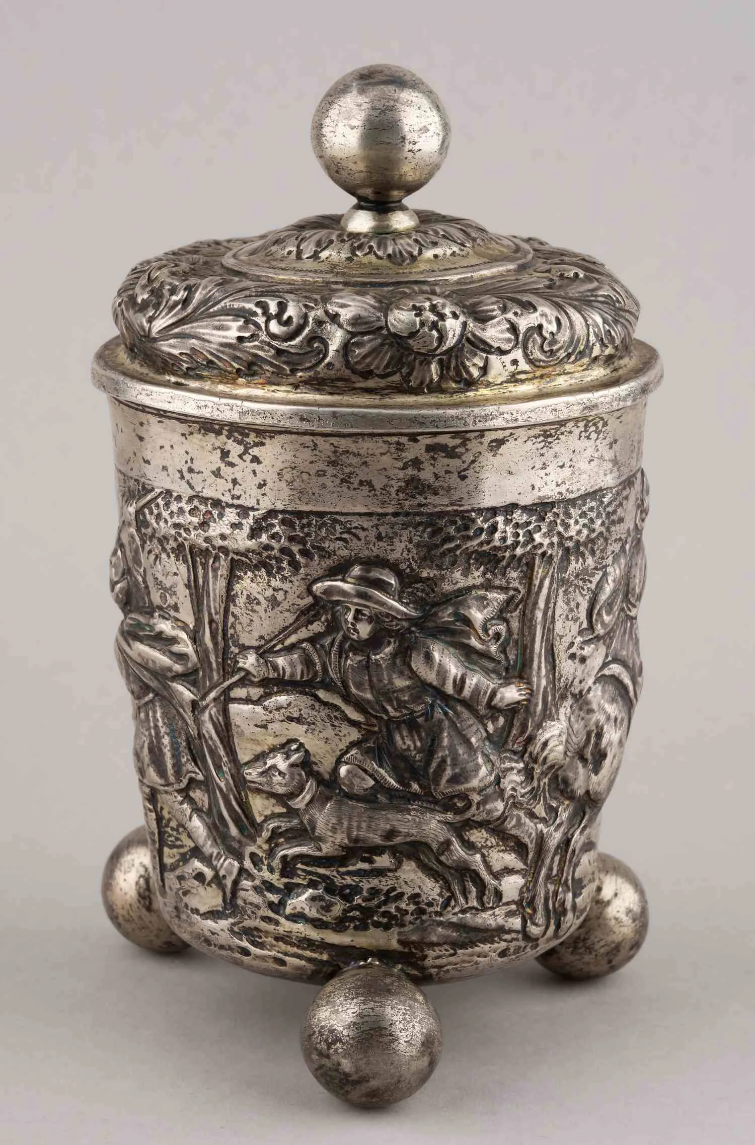 (1797) Кружка с крышкой с изображением сцен охоты на оленя. Россия, Санкт-Петербург, мастер-монограммист «А.З», 1797. — фото 4