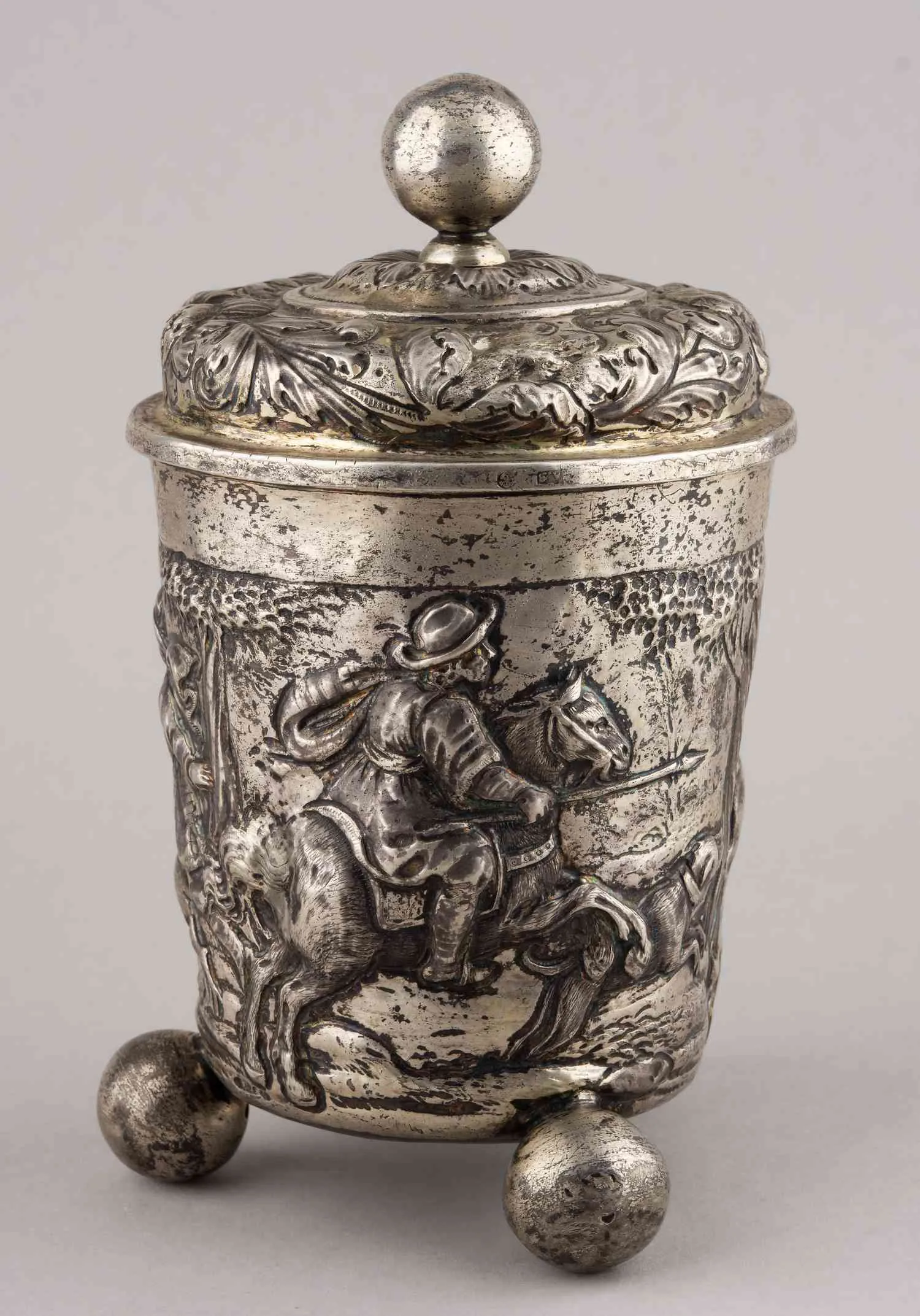 (1797) Кружка с крышкой с изображением сцен охоты на оленя. Россия, Санкт-Петербург, мастер-монограммист «А.З», 1797. — фото 5