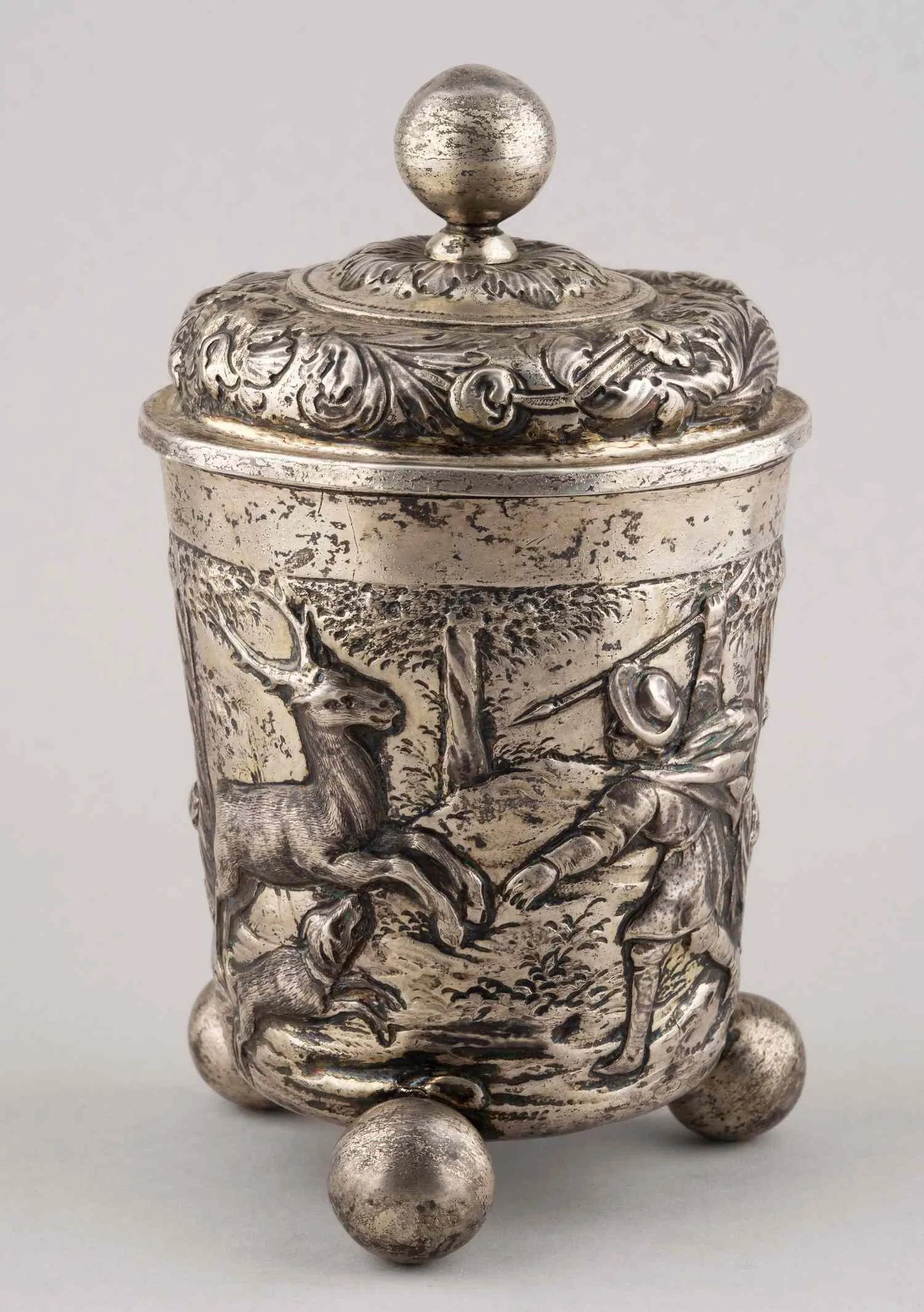 (1797) Кружка с крышкой с изображением сцен охоты на оленя. Россия, Санкт-Петербург, мастер-монограммист «А.З», 1797. — фото 2